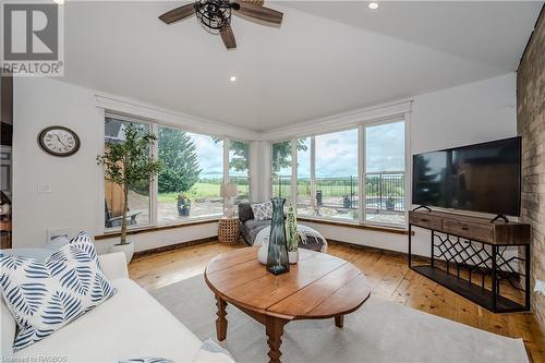 5550 11Th Line, Minto Twp, ON - Indoor Photo Showing Living Room