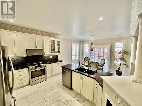 2139 Helmsley Avenue, Oakville (West Oak Trails), ON - Indoor Photo Showing Kitchen With Double Sink With Upgraded Kitchen