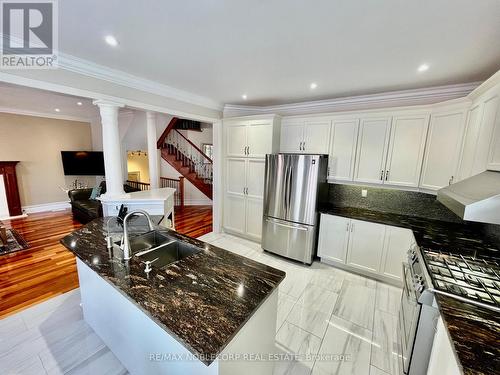 2139 Helmsley Avenue, Oakville (West Oak Trails), ON - Indoor Photo Showing Kitchen With Double Sink