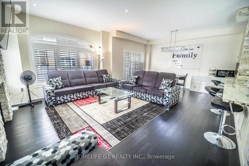 13 Masken Circle, Brampton, ON - Indoor Photo Showing Living Room