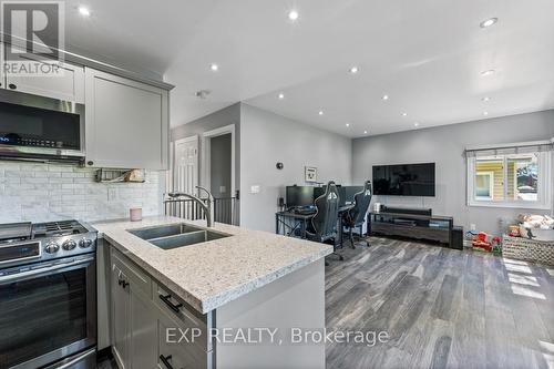 1059 Park Place, Innisfil, ON - Indoor Photo Showing Kitchen With Double Sink With Upgraded Kitchen