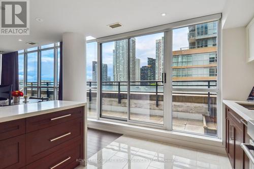 832 - 8 Telegram Mews E, Toronto (Waterfront Communities), ON - Indoor Photo Showing Kitchen