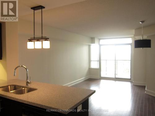 709 - 676 Sheppard Avenue E, Toronto (Bayview Village), ON - Indoor Photo Showing Kitchen With Double Sink