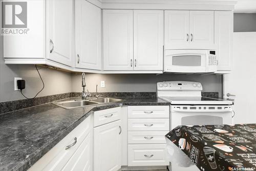 850 Samuels Crescent N, Regina, SK - Indoor Photo Showing Kitchen With Double Sink
