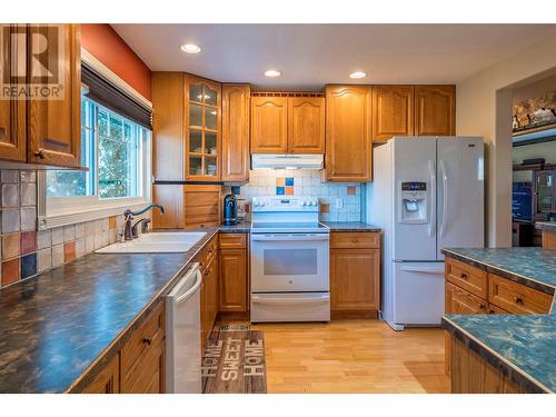 1687 Pleasant Valley Road, Spallumcheen, BC - Indoor Photo Showing Kitchen