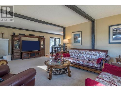1687 Pleasant Valley Road, Spallumcheen, BC - Indoor Photo Showing Living Room