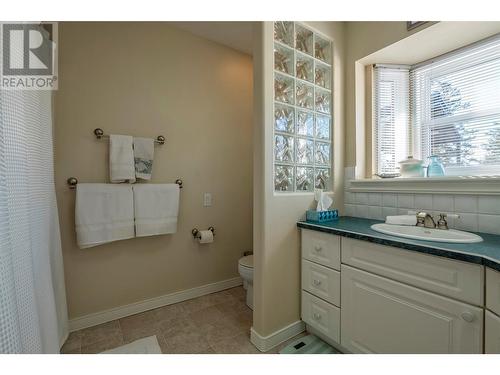 1687 Pleasant Valley Road, Spallumcheen, BC - Indoor Photo Showing Bathroom