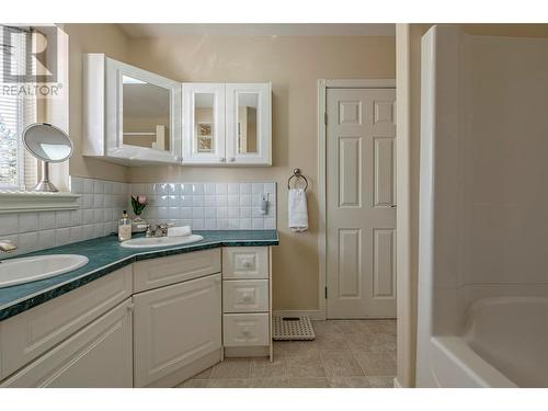 1687 Pleasant Valley Road, Spallumcheen, BC - Indoor Photo Showing Bathroom