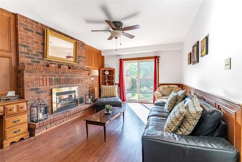 162 Delancey Boulevard, Hamilton, ON - Indoor Photo Showing Living Room With Fireplace