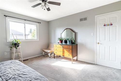 162 Delancey Boulevard, Hamilton, ON - Indoor Photo Showing Bedroom