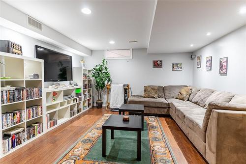 162 Delancey Boulevard, Hamilton, ON - Indoor Photo Showing Living Room