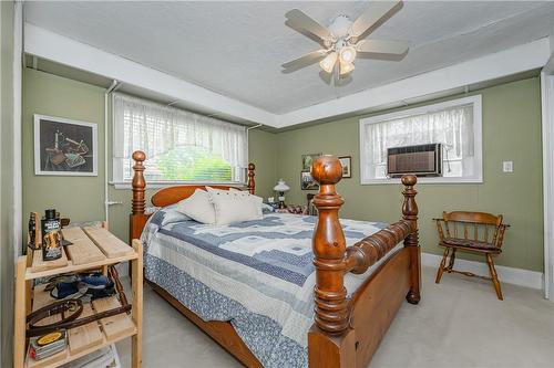 5024 Stamford Street, Niagara Falls, ON - Indoor Photo Showing Bedroom