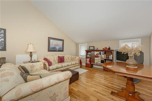 5024 Stamford Street, Niagara Falls, ON - Indoor Photo Showing Living Room