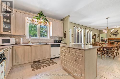 78 28Th Street N, Wasaga Beach, ON - Indoor Photo Showing Kitchen With Double Sink