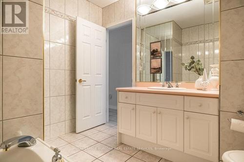 44 Jenny Court, Hamilton (Stoney Creek), ON - Indoor Photo Showing Bathroom