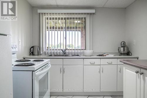 44 Jenny Court, Hamilton (Stoney Creek), ON - Indoor Photo Showing Kitchen With Double Sink