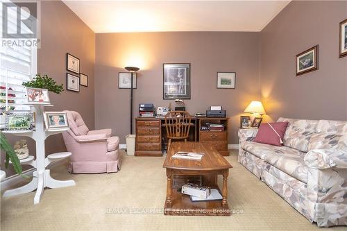 2740 South Grimsby #18 Road, Grimsby, ON - Indoor Photo Showing Living Room