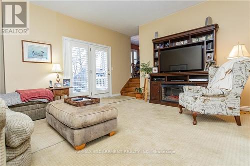 2740 South Grimsby #18 Road, Grimsby, ON - Indoor Photo Showing Living Room