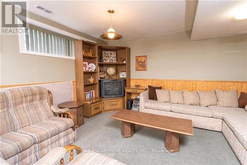 2740 South Grimsby #18 Road, Grimsby, ON - Indoor Photo Showing Living Room