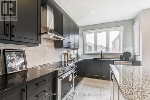 12 Mckean Drive, Whitchurch-Stouffville (Stouffville), ON - Indoor Photo Showing Kitchen With Upgraded Kitchen