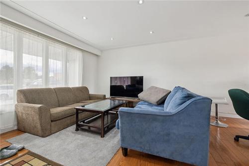 105 Princeton Drive, Hamilton, ON - Indoor Photo Showing Living Room