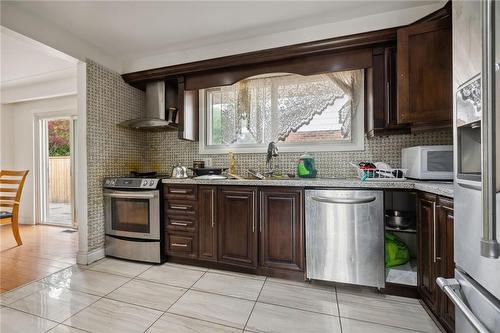 105 Princeton Drive, Hamilton, ON - Indoor Photo Showing Kitchen