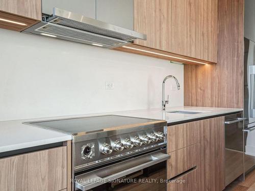 403-150 Logan Ave, Toronto, ON - Indoor Photo Showing Kitchen