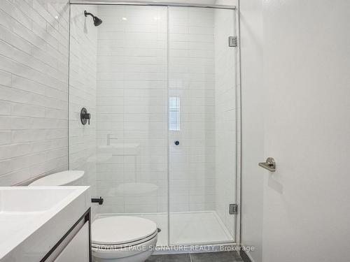 403-150 Logan Ave, Toronto, ON - Indoor Photo Showing Bathroom