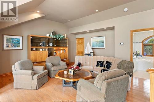 10960 Riverside Drive East, Windsor, ON - Indoor Photo Showing Living Room