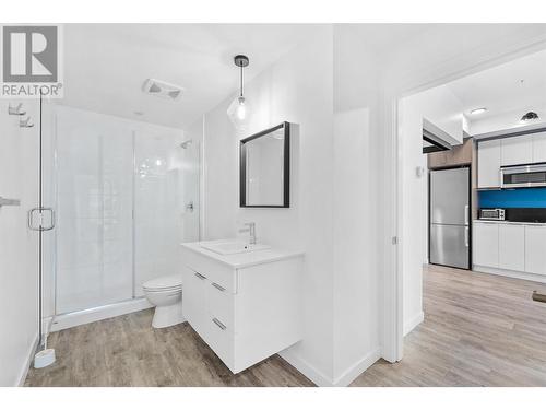 1083 Klo Road Unit# 205, Kelowna, BC - Indoor Photo Showing Bathroom