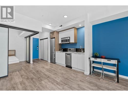 1083 Klo Road Unit# 205, Kelowna, BC - Indoor Photo Showing Kitchen