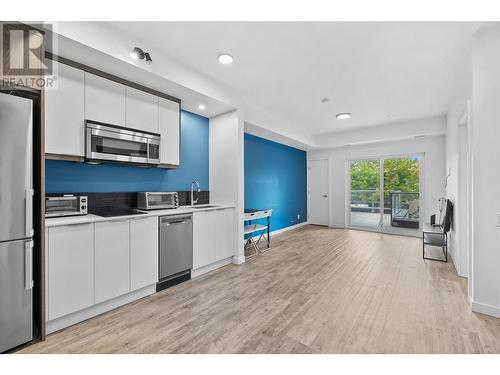 1083 Klo Road Unit# 205, Kelowna, BC - Indoor Photo Showing Kitchen With Double Sink