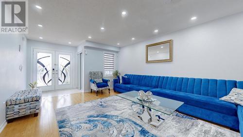 7 Fairwood Circle, Brampton, ON - Indoor Photo Showing Living Room