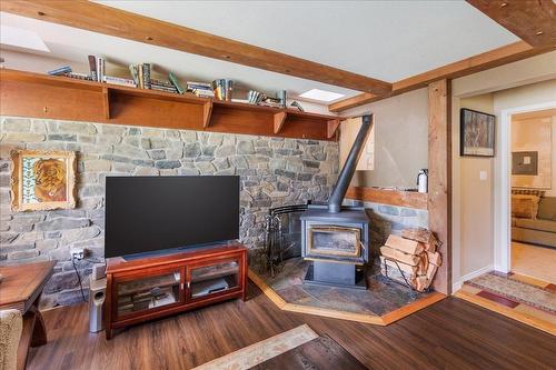 4238 Woodbury Village Road, Kaslo, BC - Indoor With Fireplace