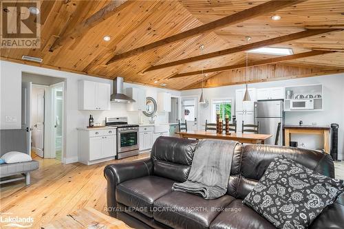 16 Theresa Street, Collingwood, ON - Indoor Photo Showing Living Room