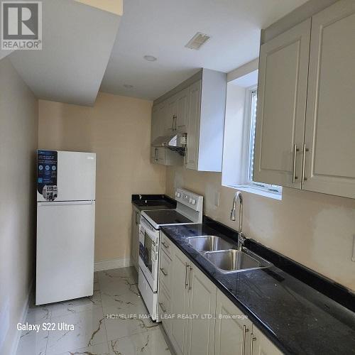 4093 Loyalist Drive, Mississauga, ON - Indoor Photo Showing Kitchen With Double Sink