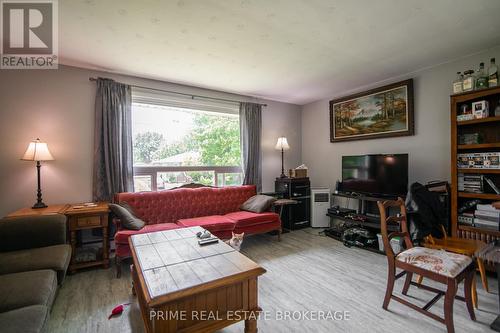 135 Semenym Avenue, Chatham-Kent, ON - Indoor Photo Showing Living Room