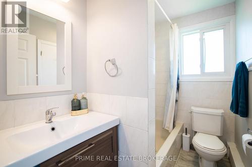 135 Semenym Avenue, Chatham-Kent, ON - Indoor Photo Showing Bathroom