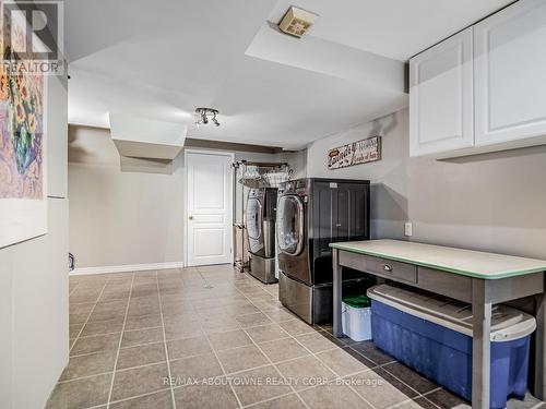 2301 Harcourt Crescent, Mississauga, ON - Indoor Photo Showing Laundry Room