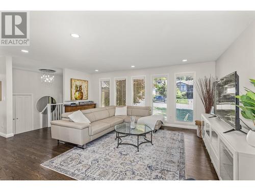 990 Walker Drive, Kelowna, BC - Indoor Photo Showing Living Room