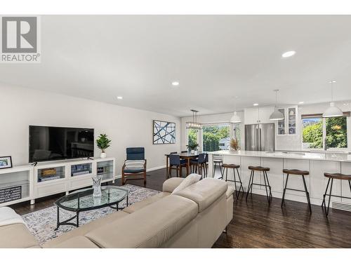 990 Walker Drive, Kelowna, BC - Indoor Photo Showing Living Room