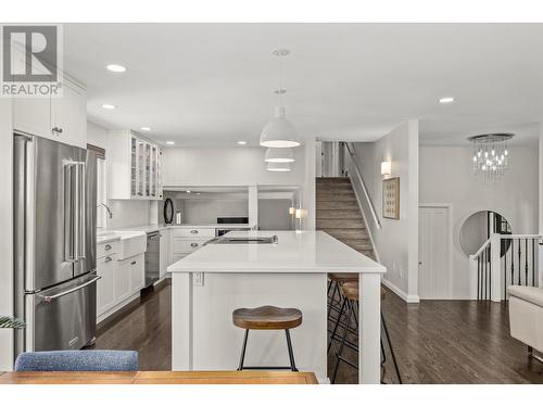 990 Walker Drive, Kelowna, BC - Indoor Photo Showing Kitchen