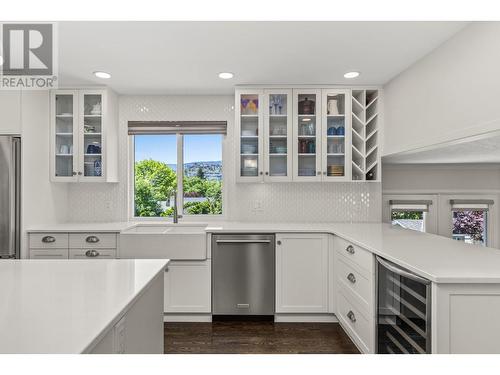 990 Walker Drive, Kelowna, BC - Indoor Photo Showing Kitchen