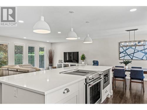 990 Walker Drive, Kelowna, BC - Indoor Photo Showing Kitchen