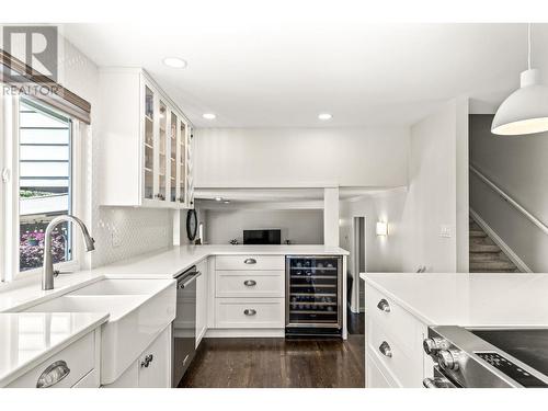 990 Walker Drive, Kelowna, BC - Indoor Photo Showing Kitchen With Upgraded Kitchen