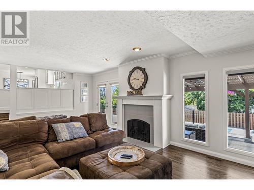 990 Walker Drive, Kelowna, BC - Indoor Photo Showing Living Room With Fireplace