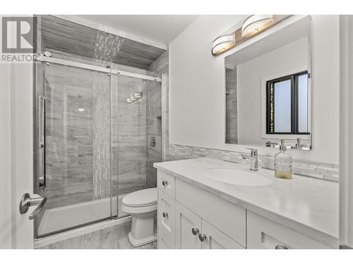 990 Walker Drive, Kelowna, BC - Indoor Photo Showing Bathroom