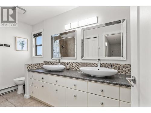 990 Walker Drive, Kelowna, BC - Indoor Photo Showing Bathroom