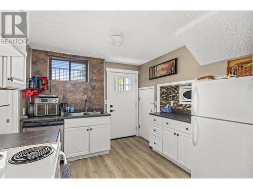 990 Walker Drive, Kelowna, BC - Indoor Photo Showing Kitchen With Double Sink