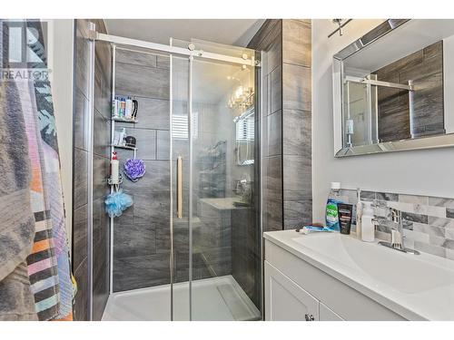 990 Walker Drive, Kelowna, BC - Indoor Photo Showing Bathroom